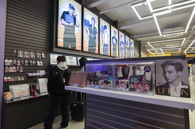 그룹 방탄소년단의 광화문 공연을 나흘 앞둔 17일 서울 중구 명동거리 한 K팝 굿즈샵에 BTS 굿즈들이 진열돼 있다.(사진=연합뉴스)