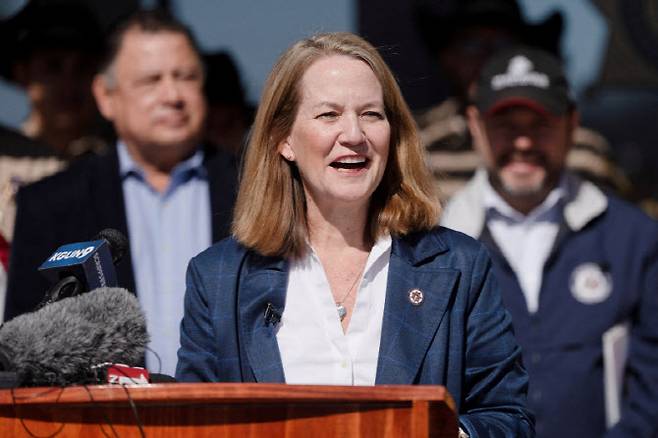 지난 2024년 3월 18일(현지시간) 미국 애리조나주 노갈레스의 산타크루즈 카운티 보안관 사무소에서 열린 애리조나-멕시코 국경 관련 기자회견에서 크리스 메이스 애리조나주 법무장관이 발언하고 있다. (사진=로이터)