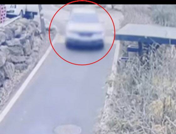 14일 경기 남양주시 오남읍에서 40대 남성이 범행 전 차량으로 도로를 가로막고 있다. (사진=YTN 보도 캡처)