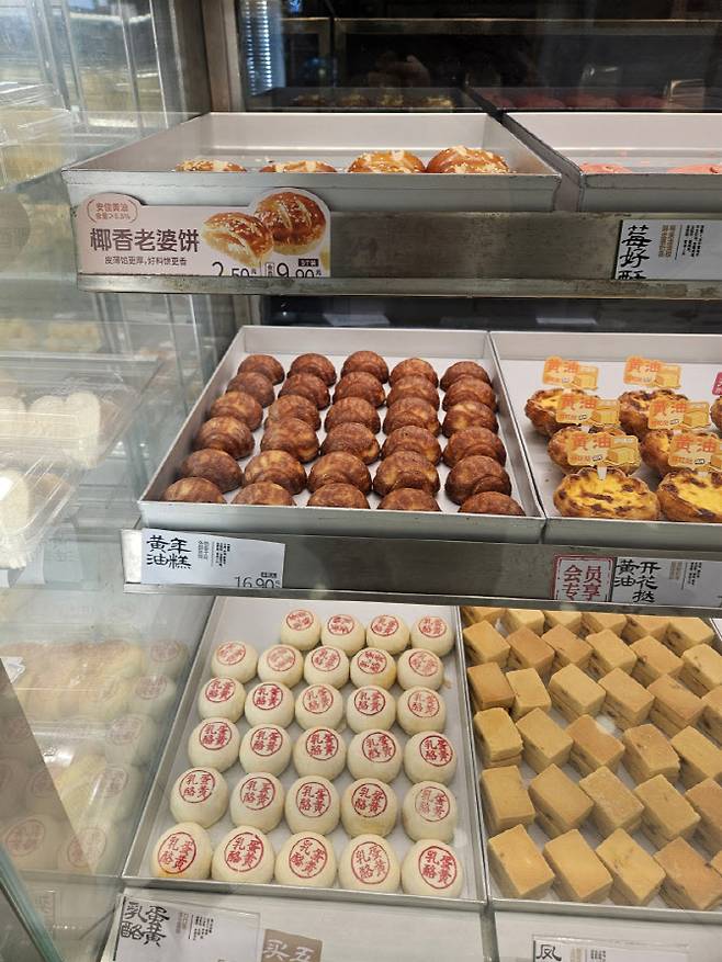 중국 베이징 왕징 지역 쇼핑몰의 한 디저트 가게에 황요우니엔까오(버터떡)을 비롯해 다양한 제품이 전시돼 있다. (사진=이데일리 이명철 특파원)