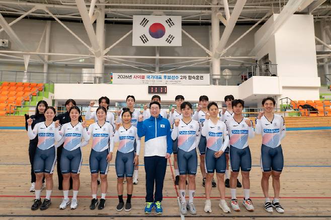 이상현 대한사이클연맹 회장과 국가대표 선수들이 함께 기념촬영을 하고 있다. 사진=대한사이클연맹