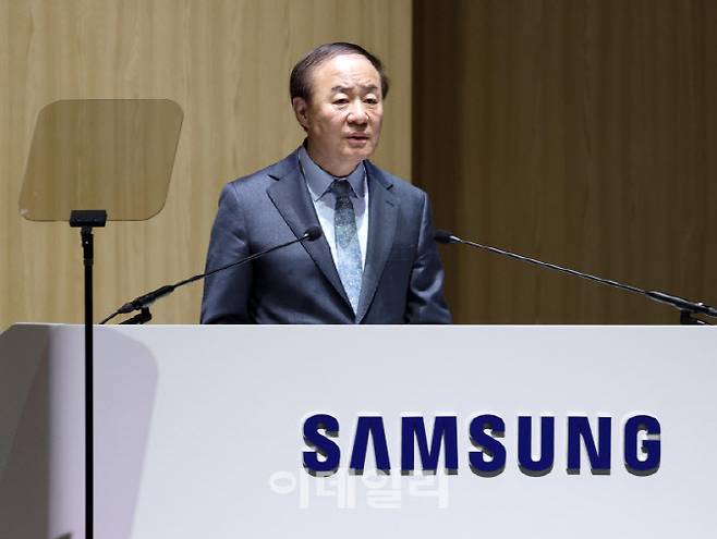 18일 수원시 영통구 수원컨벤션센터에서 열린 '제57기 삼성전자 정기주주총회'에서 전영현 디바이스솔루션 부문장(부회장)이 인사말을 하고 있다.(사진=이영훈 기자)