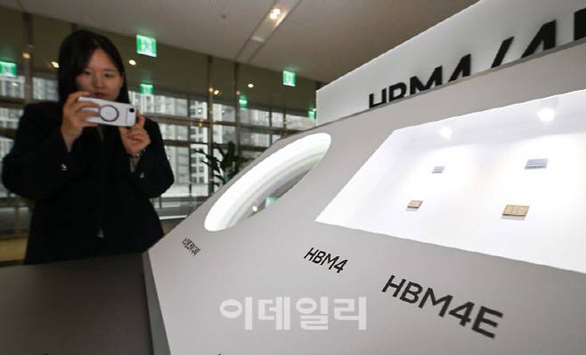 18일 경기 수원시 영통구 수원컨벤션센터에서 열린 '제57기 삼성전자 정기주주총회'에서 주주들이 HBM4, HBM4E 메모리를 보고 있다.(사진=이영훈 기자)
