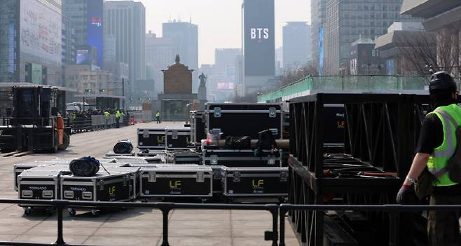 16일 서울 광화문광장에 방탄소년단(BTS)의 컴백 라이브 공연 무대가 설치되고 있다.(사진=이데일리 방인권 기자)