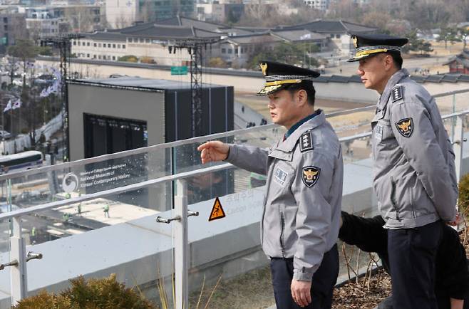 박정보 서울경찰청장이 18일 서울 종로구 광화문광장 인근을 찾아 방탄소년단(BTS) 컴백 무대 현장을 점검하고 있다.(사진=뉴시스)