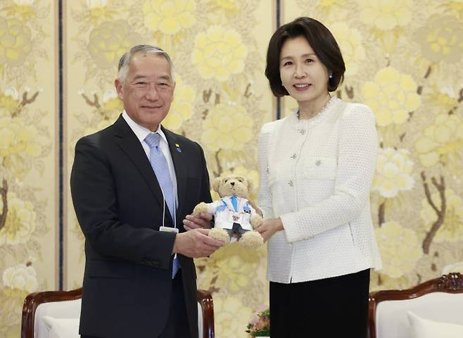 김혜경 여사가 18일 청와대에서 제롬 김 국제백신연구소(IVI) 사무총장으로부터 IVI 마스코트인형을 받고 있다.(사진=연합뉴스)