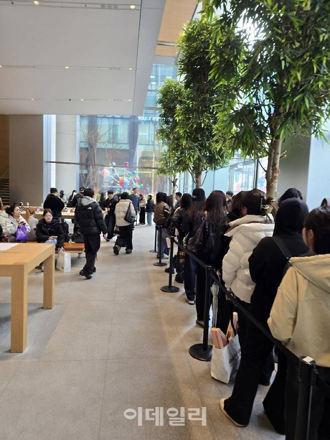 18일 오후 애플스토어 명동에 코르티스를 보기 위해 팬들이 대기하고 있다(사진=윤정훈 기자)