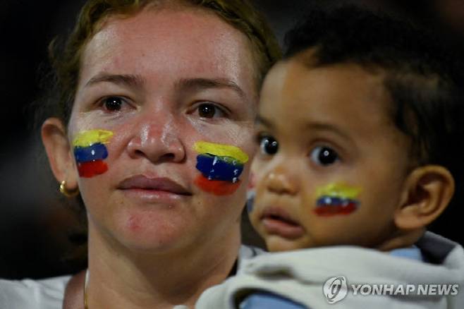 눈물 흘리며 우승 장면 지켜보는 베네수엘라 국민들. 사진=AFPBBNews