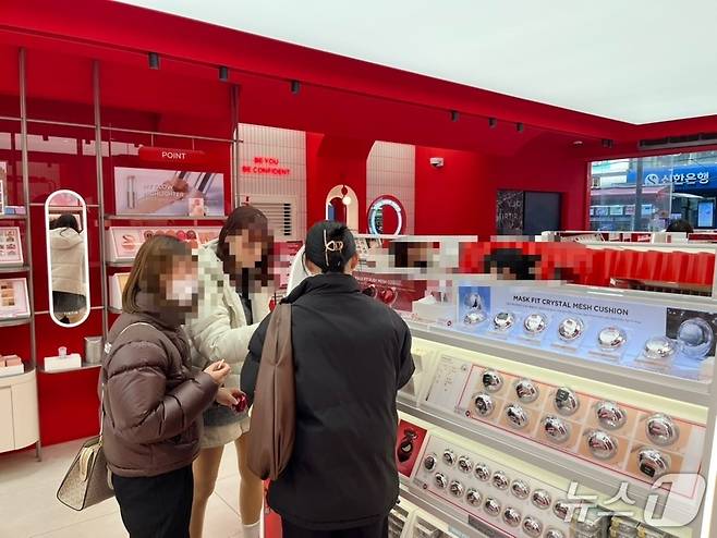 일본인 관광객들이 티르티르 매장에서 제품을 살펴보고 있다. ⓒ 뉴스1 신민경 기자