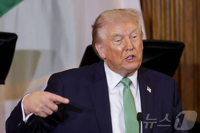 도널드 트럼프 미국 대통령이 17일(현지시간) 워싱턴DC 의사당에서 열린 연례 '아일랜드의 친구들' 오찬 행사에서 연설하고 있다. 2026.03.17. ⓒ AFP=뉴스1
