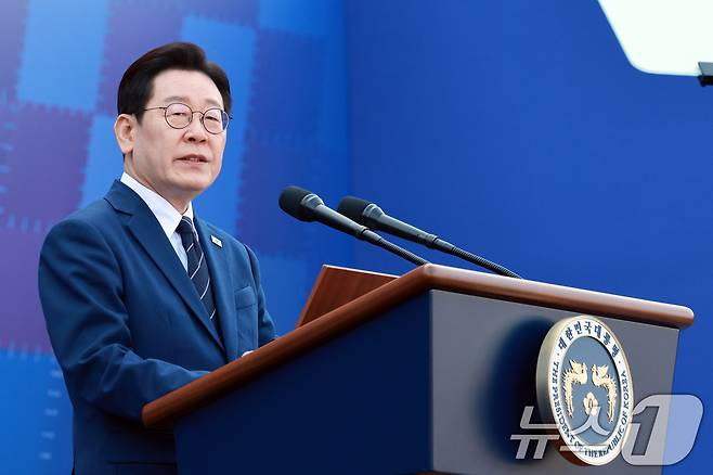 이재명 대통령이 17일 충남 아산 경찰대학 본관 앞 잔디광장에서 열린 신임 경찰 경위·경감 임용식에서 축사를 하고 있다. (청와대통신사진기자단) 2026.3.17 ⓒ 뉴스1 허경 기자