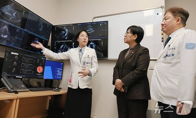 정은경 보건복지부 장관이 인공지능(AI) 심초음파 솔루션을 활용 중인 분당서울대병원 심초음파실을 방문한 모습.(보건복지부 제공)