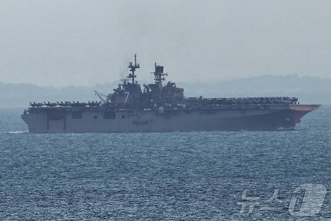 17일(현지시간) 싱가포르에서 바라본 미 해군 상륙함 USS 트리폴리(LHA-7)의 모습 2026.03.17. ⓒ 로이터=뉴스1