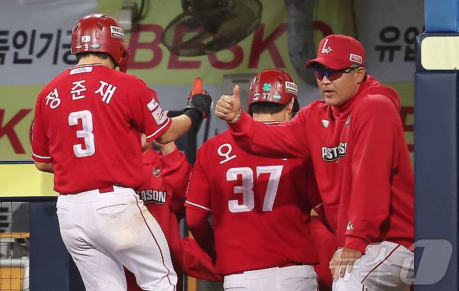 이숭용 SSG 랜더스 감독(오른쪽). 2025.10.14 ⓒ 뉴스1 김진환 기자