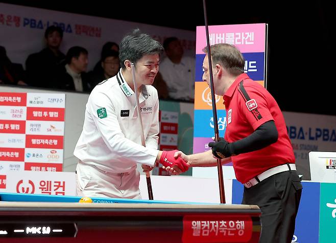 반칙을 자진신고하며 페어플레이 정신을 보인 산체스(오른쪽)(PBA 제공)