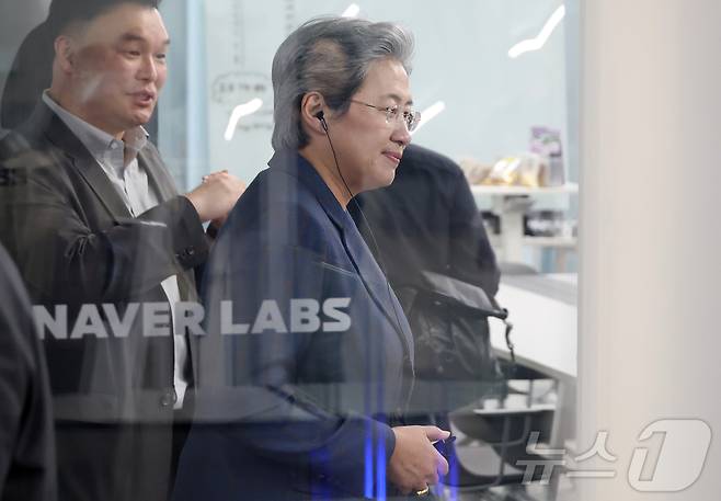 리사 수 AMD 최고경영자(CEO)가 18일 오후 경기 성남시 네이버 본사를 방문해 사옥 내부를 둘러보고 있다. (공동취재) 2026.3.18 ⓒ 뉴스1 김진환 기자