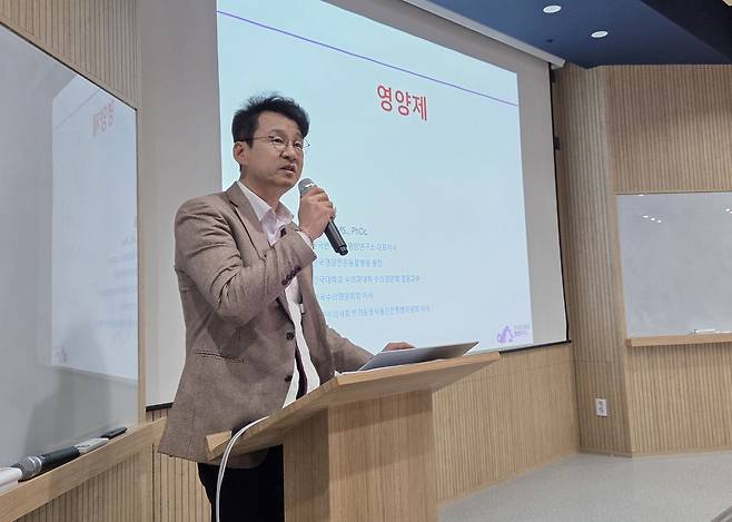 정설령 한국반려동물영양연구소 대표가 서울 중랑구 로얄동물메디컬센터 본원에서 반려동물 영양학 강의를 하고 있다. ⓒ 뉴스1