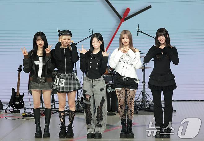 그룹 레이턴시 희연(왼쪽부터), 지지원, 현진, 하은, 세미가 18일 오후 서울 마포구 상암 쇼킹케이팝센터에서 가진 데뷔 첫 앨범 '레이트 어클락'(LATE O'CLOCK) 쇼케이스에서 포즈를 취하고 있다. 2026.3.18 ⓒ 뉴스1 권현진 기자