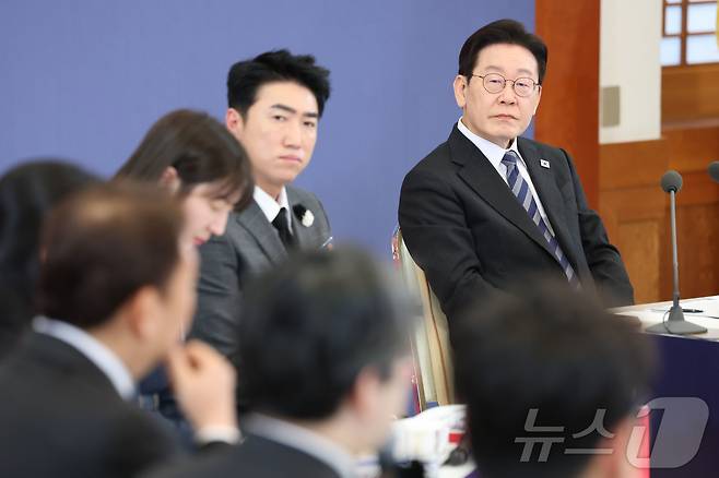 이재명 대통령이 18일 청와대에서 열린 자본시장 안정과 정상화 간담회에서 참석자의 발언을 듣고 있다. 2026.3.18 ⓒ 뉴스1 이재명 기자