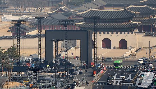 방탄소년단(BTS) 컴백 공연을 나흘 앞둔 17일 오전 서울 광화문광장에서 공연 무대 설치 작업이 분주하게 진행되고 있다. 2026.3.17 ⓒ 뉴스1 박지혜 기자