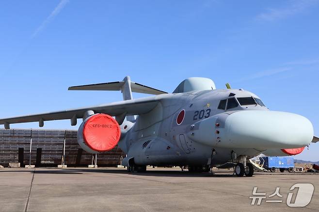 일본 항공자위대는 17일, 기후현 기후 공군기지에서 활주 중인 가와사키 EC-2 전자전기의 영상을 공개했다. 출처: 일본항공자위대 엑스