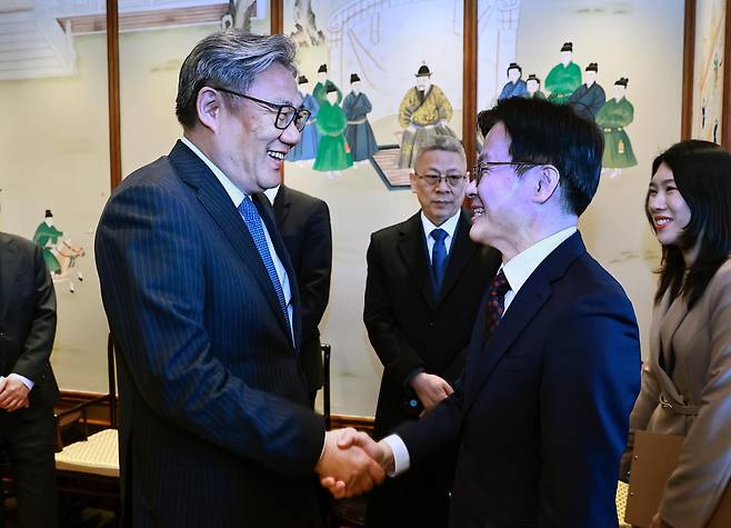 김정관 산업통상부 장관(오른쪽)은 18일(현지시간) 중국 베이징에서 왕 원타오 중국 상무부 부장과 한중 상무장관회의에서 공급망 안정화 논의를 진행했다. (산업통상부 제공. 재판매 및 DB금지) 2026.3.18 /뉴스1