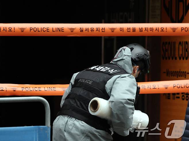15일 오전 서울 중구 소공동의 한 캡슐호텔에서 전날 화재사고가 발생, 경찰과 소방당국 등 관계자들이 합동감식을 진행하고 있다. 이 사고로 외국인 8명을 포함해 총 10명이 다친 것으로 파악됐다. 2026.3.15 ⓒ 뉴스1 황기선 기자