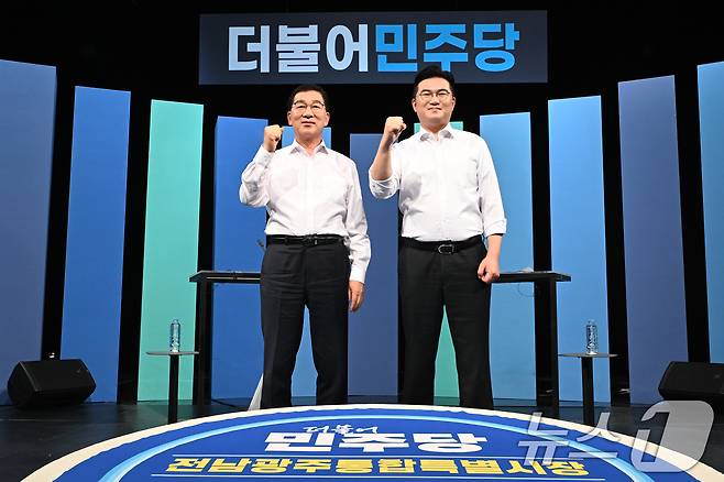 18일 오후 광주 남구 광주MBC에서 열린 민주당 전남광주통합특별시장 B조 경선 토론회 앞서 신정훈(왼쪽)·정준호 후보가 승리를 다짐하고 있다. 2026.3.18 ⓒ 뉴스1 김태성 기자