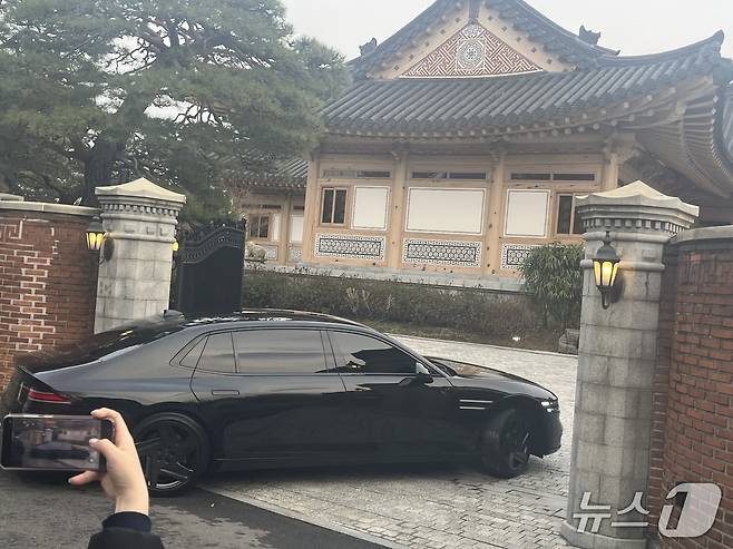 이재용 삼성전자 회장이 18일 리사 수 AMD 최고경영자와의 만찬을 위해 서울 용산구 한남동 소재 승지원으로 향하고 있다. 사진은 이재용 회장이 탑승한 차량.ⓒ 뉴스1/원태성 기자.