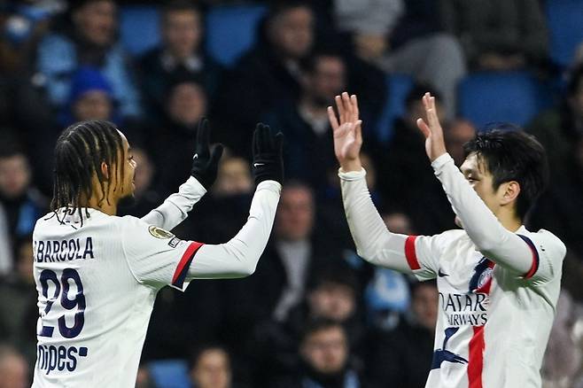 바르콜라와 하이파이브를 하는 PSG의 이강인. AFP연합뉴스