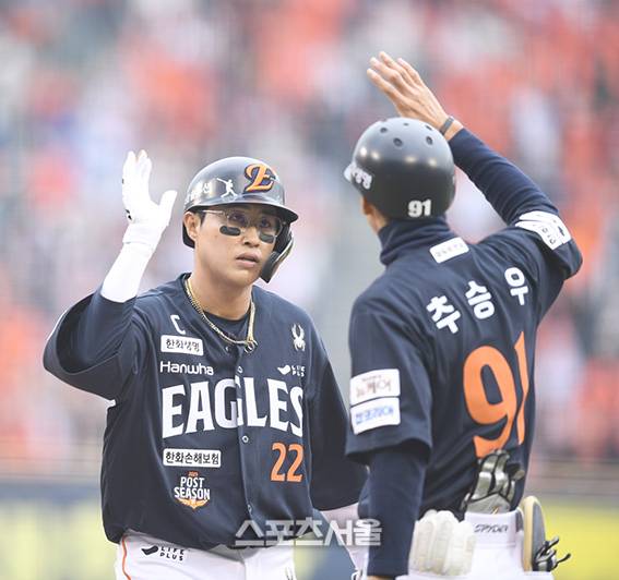 한화 채은성이 26일 서울 잠실구장에서 열린 2025 KBO 포스트시즌 한국시리즈 1차전 LG와 경기 6회초 1사1루 좌중간 안타를 친 후 추승우 코치와 하이파이브를 하고 있다.  2025. 10. 26. 잠실 | 최승섭기자 thunder@sportsseoul.com