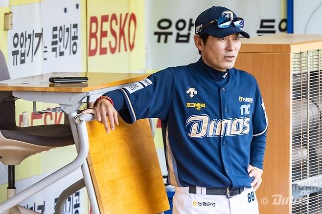 NC 감독 시절 강인권 코치가 14일 대구삼성라이온즈파크에서 열린 2024 KBO리그 삼성전에 앞서 경기를 준비하고 있다. 사진 | NC 다이노스