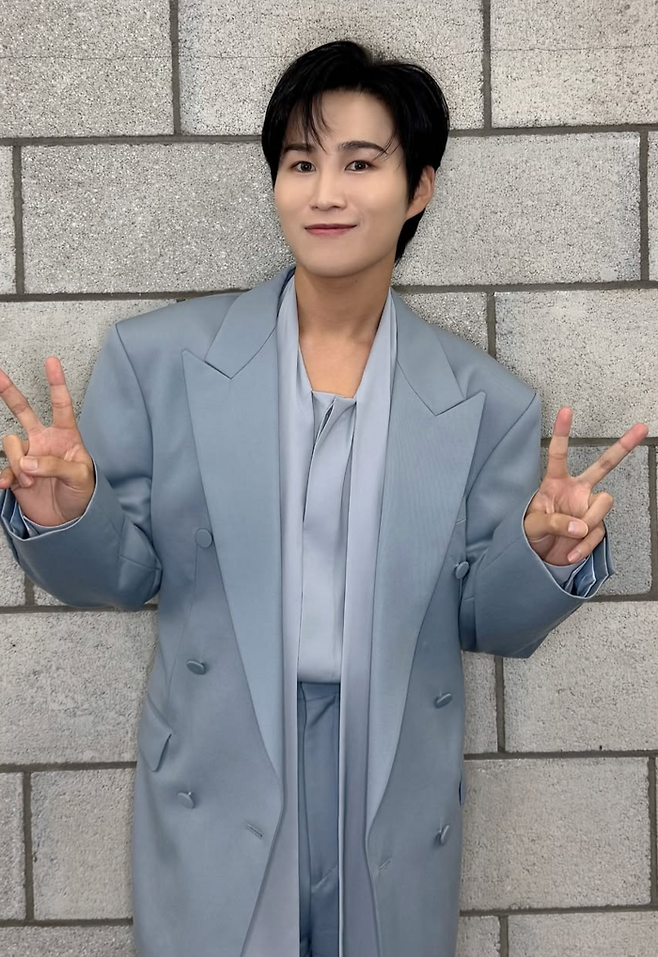 트로트 가수로 데뷔해 뮤지컬 배우로서 ‘티켓 파워’를 이끄는 김희재가 오는 25일 개막하는 뮤지컬 ‘로미오와 줄리엣’에 출연한다. 사진 | 김희재SNS