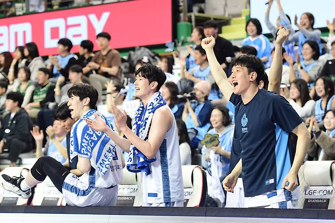 소노 선수들이 기뻐하고 있다. 사진 | KBL