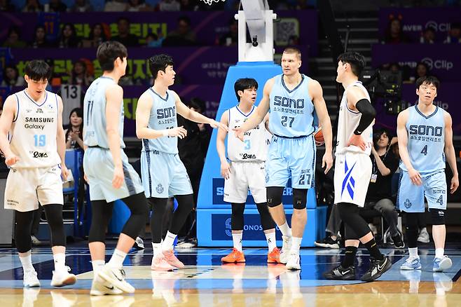 소노 선수들이 승리를 거둔 뒤 하이파이브를 하고 있다. 사진 | KBL