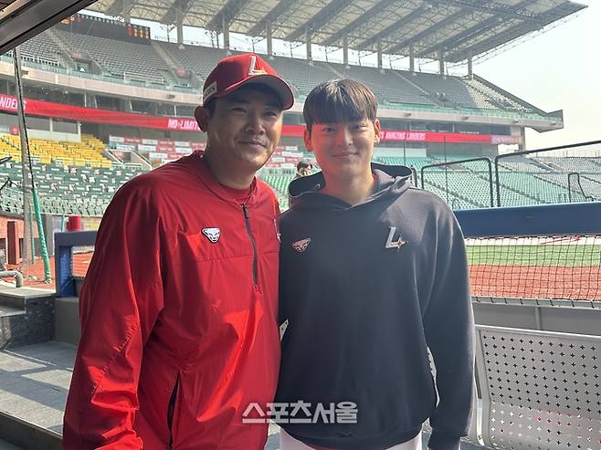 SSG 노경은(왼쪽)과 조병현이 17일 인천SSG랜더스필드에서 취재진의 인터뷰에 앞서 포즈를 취하고 있다. 문학 | 이소영 기자 sshong@sportsseoul.com