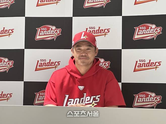 SSG 노경은이 16일 인천SSG랜더스필드 인터뷰실에서 취재진의 인터뷰에 응하고 있다. 문학 | 이소영 기자 sshong@sportsseoul.com