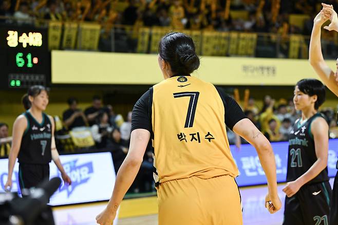KB 박지수가 청주체육관에서 열린 BNK금융 2025~2026 여자프로농구 하나은행전에 임하고 있다. 사진 | WKBL