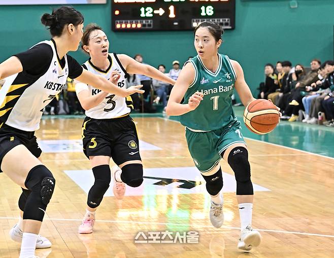 하나은행 박소희(오른쪽)가 9일 부천체육관에서 열린 2025-2026 여자프로농구 KB스타즈와 경기에서 드리블 돌파를 시도하고 있다. 부천 | 박진업 기자 upandup@sportsseoul.com