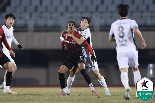 부천FC 티아깅요와 강원FC 송준석이 경합하고 있다. /사진=한국프로축구연맹