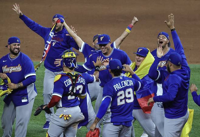 epa12826423 Venezuela players celebrate after winning the 2026 World Baseball Classic semifinals game between Venezuela and Italy at loanDepot park baseball stadium in Miami, Florida, USA, 16 March 2026.  EPA/CRISTOBAL HERRERA-ULASHKEVICH







<저작권자(c) 연합뉴스, 무단 전재-재배포, AI 학습 및 활용 금지>