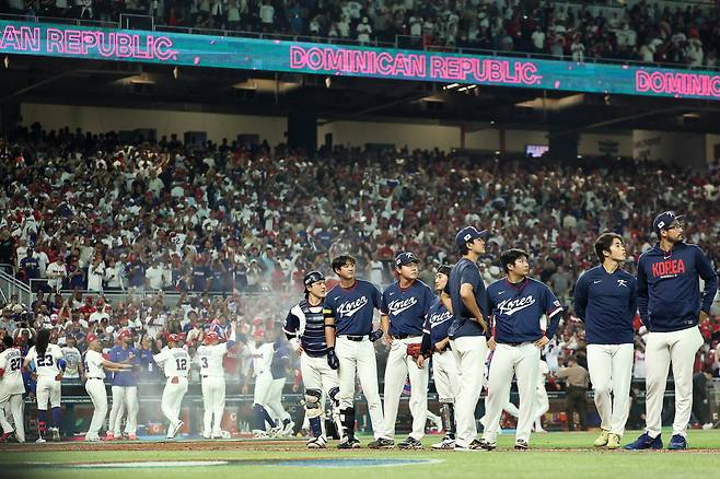 13일(현지시간) 미국 플로리다주 마이애미 론디포파크에서 열린 월드베이스볼클래식(WBC) 대한민국 대 도미니카공화국 준준결승전. 7회말 심판의 콜드게임 선언으로 0-10에 게임을 종료, 패배한 한국 선수들이 아쉬워하고 있다. 연합뉴스