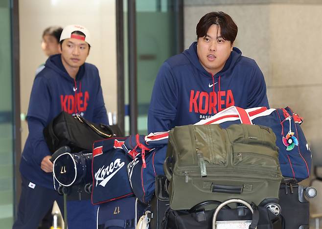 WBC 8강 경기를 마친 한국 야구대표팀 류현진이 16일 인천국제공항 제1터미널을 통해 귀국하고 있다. 2026.3.16 연합뉴스