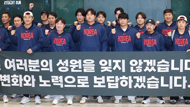 WBC 8강 경기를 마친 한국 야구대표팀 선수들이 16일 인천국제공항 제1터미널을 통해 귀국해 기념 촬영을 하고 있다. 2026.3.16 연합뉴스