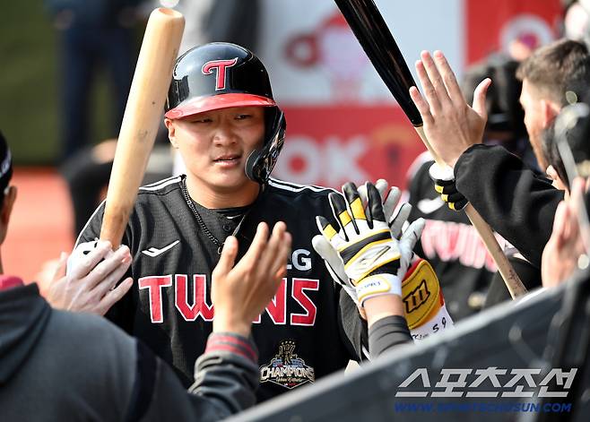 17일 수원KT위즈파크에서 열린 LG와 KT의 시범경기. 8회초 LG 이재원이 솔로홈런을 치고 기쁨을 나누고 있다. 수원=허상욱 기자wook@sportschosun.com/2026.03.17/