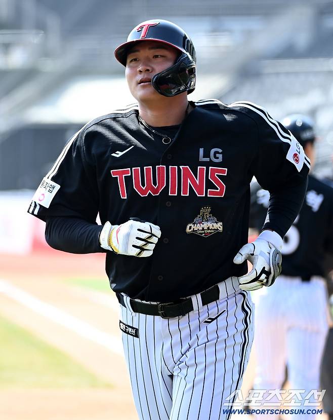 17일 수원KT위즈파크에서 열린 LG와 KT의 시범경기. 1회초 LG 이재원이 선제 솔로홈런을 치고 기쁨을 나누고 있다. 수원=허상욱 기자wook@sportschosun.com/2026.03.17/