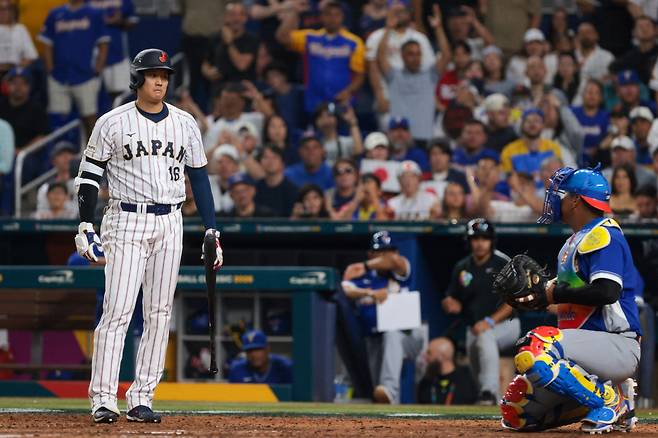 Mar 14, 2026; Miami, FL, United States; Japan designated hitter Shohei Ohtani (16) reacts toward Venezuela catcher Salvador Perez (13) in the seventh inning during a quarterfinal game of the 2026 World Baseball Classic at loanDepot Park. Mandatory Credit: Sam Navarro-Imagn Images







<저작권자(c) 연합뉴스, 무단 전재-재배포, AI 학습 및 활용 금지>