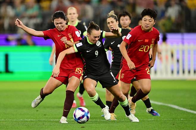 epa12826827 Caitlin Foord (C) of Australia and Wang Aifang (L) of China battle for the ball during the AFC Women's Asian Cup Semi Final 1 match between Australia and China at Optus Stadium in Perth, Australia, 17 March 2026.  EPA/DEAN LEWINS AUSTRALIA AND NEW ZEALAND OUT







<저작권자(c) 연합뉴스, 무단 전재-재배포, AI 학습 및 활용 금지>