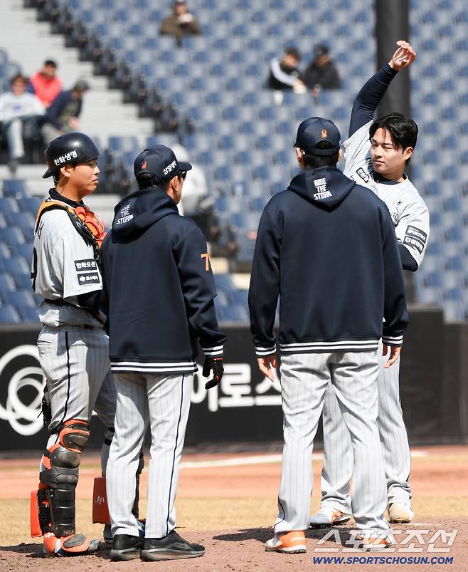 흔들리는 왕옌청을 찾은 양상문 코치는 믿음을 줬다.