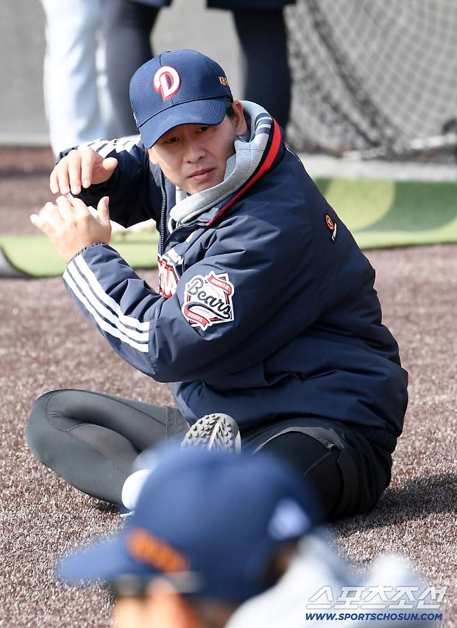 절친 한화 심우준 배트 들고 타격폼까지 흉내 내는 두산 박찬호. 대전=박재만 기자